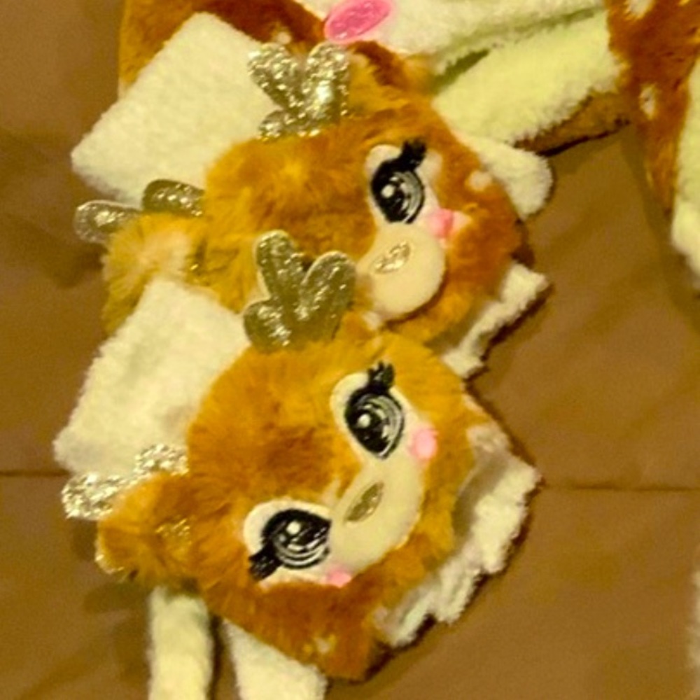 Justice reindeer hat and gloves